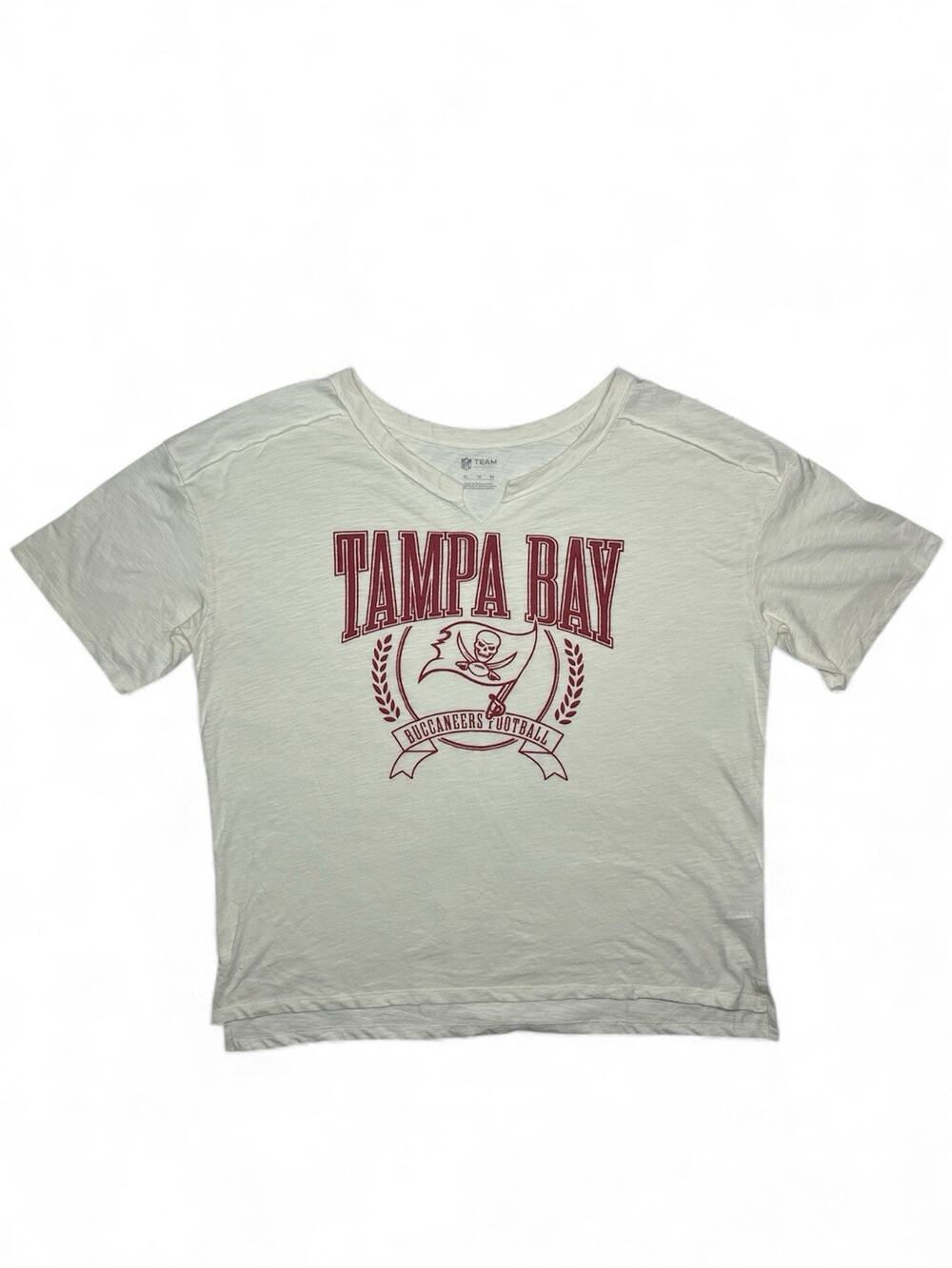 Tampa bay buccaneers Women’s XL Beige V-Neck T Shirt NFL Licensed Short Sleeve